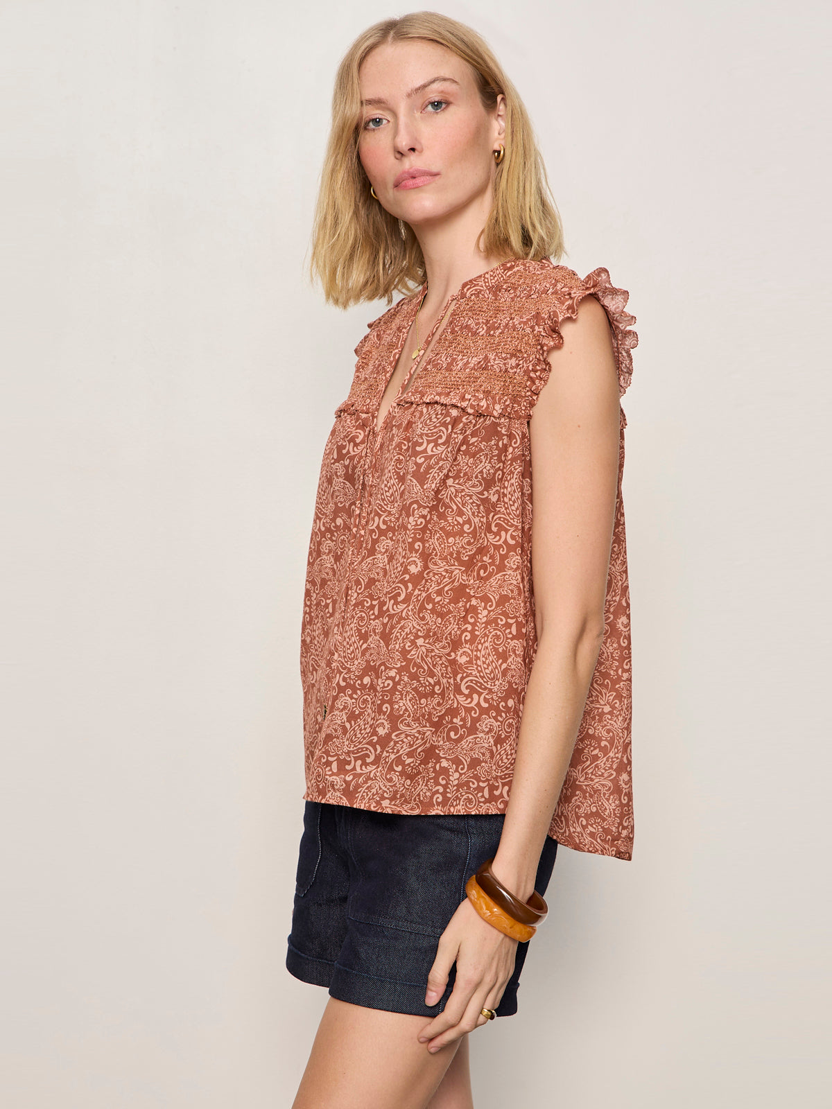 FREE FEELING SMOCKED BLOUSE